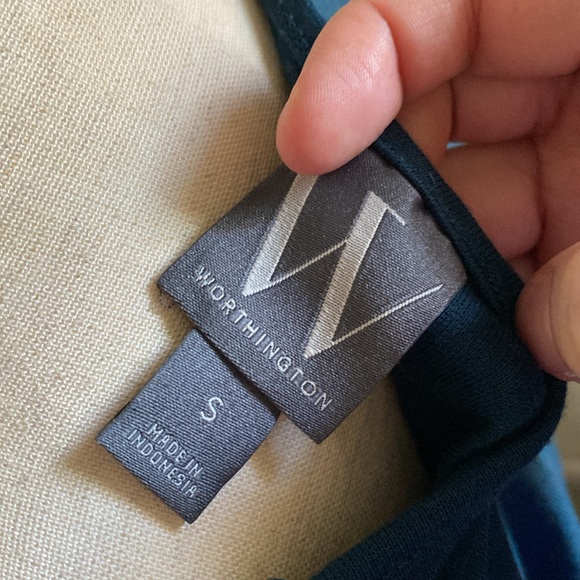 Ruffles🌬️🌫️🪽On Edges Top - Picture 13 of 17